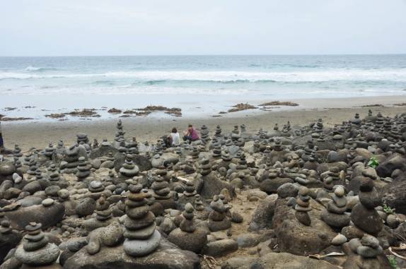 Centenas de totens de pedras na tHanakap'ai, a única praia no caminho para o Kalalao, na Na'Pali Coast, em Kauai, no Havaí